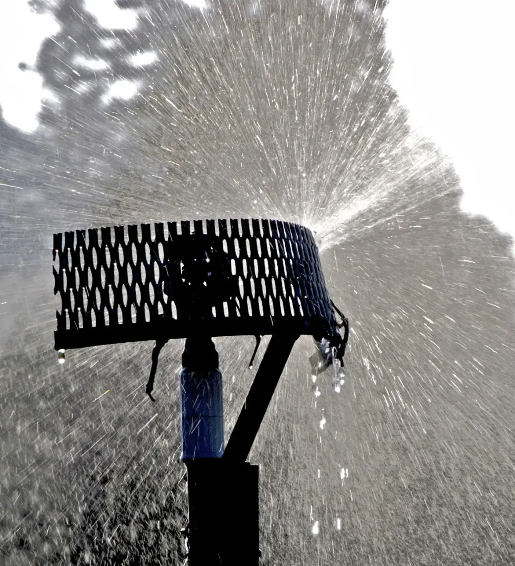 Irrigation head spraying water